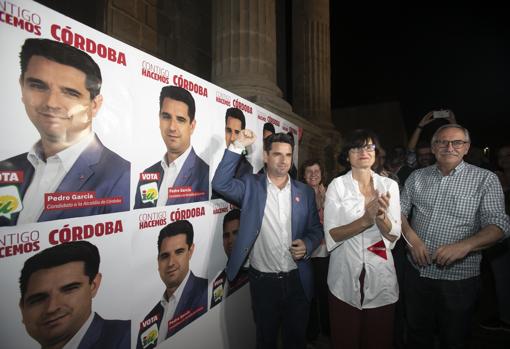 Pedro García, alcaldable de IU, junto a los carteles presentados esta noche