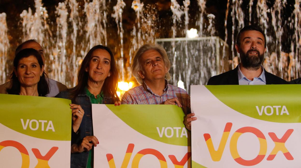 El candidato de Vox (último de izquierda a derecha), anoche en el arranque de la campaña