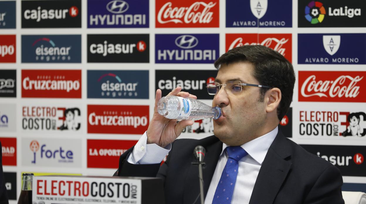 El presidente del Córdoba CF, Jesús León, bebe un trago de agua de una botella