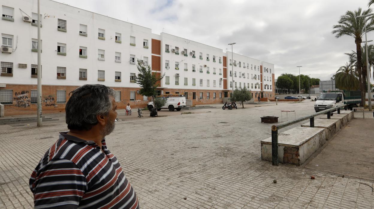 Un vecino de Las Palmeras ante uno de los bloques del barrio