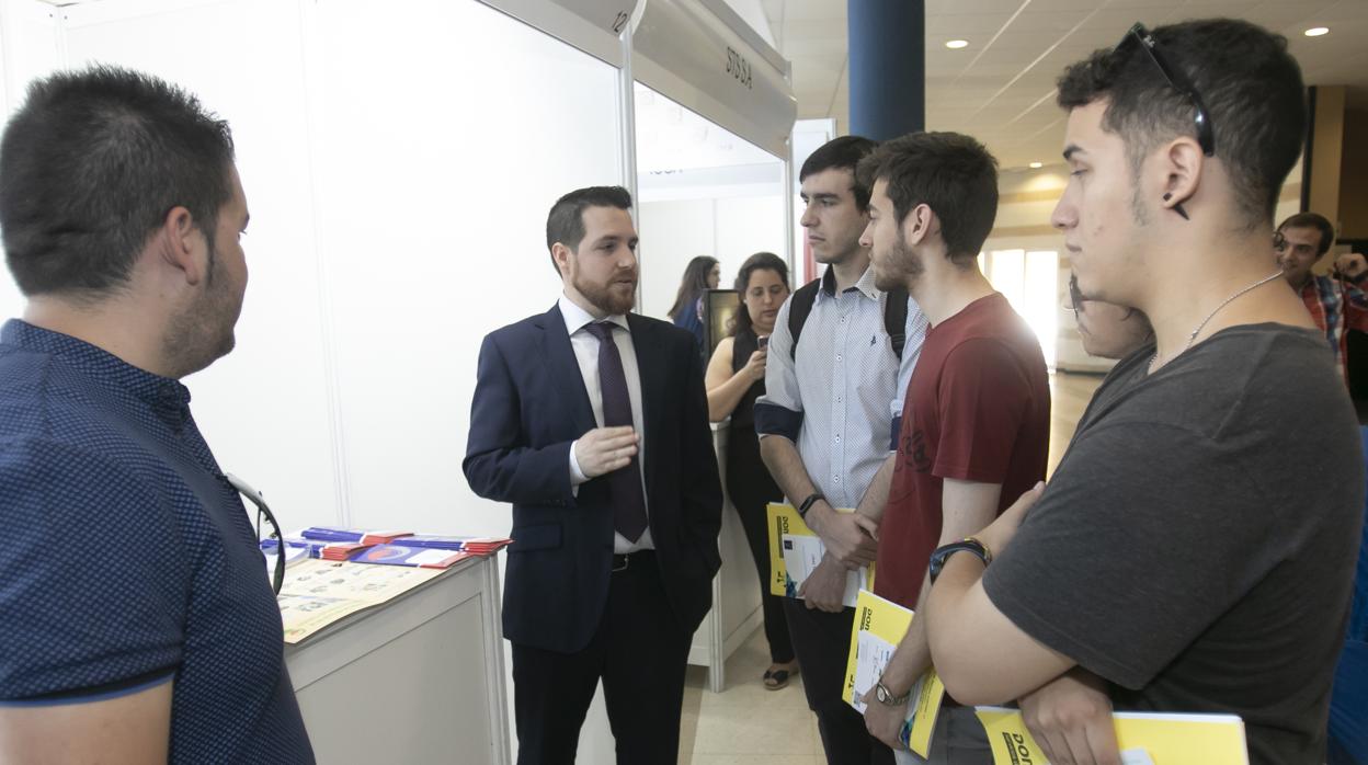 Encuentro de empresarios y estudiantes universitarios en Rabanales