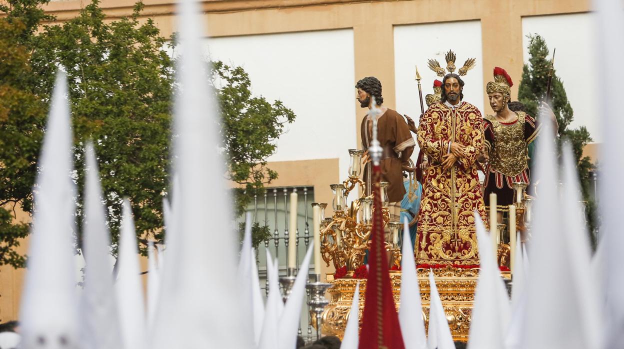 Paso de misterio de Nuestro Padre Jesús de la Sentencia durante su procesión el Lunes Santo