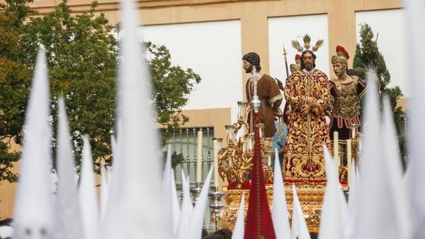 ¿Qué cofradías retrasaron su entrada en carrera oficial el Lunes Santo del 2019 en Córdoba?