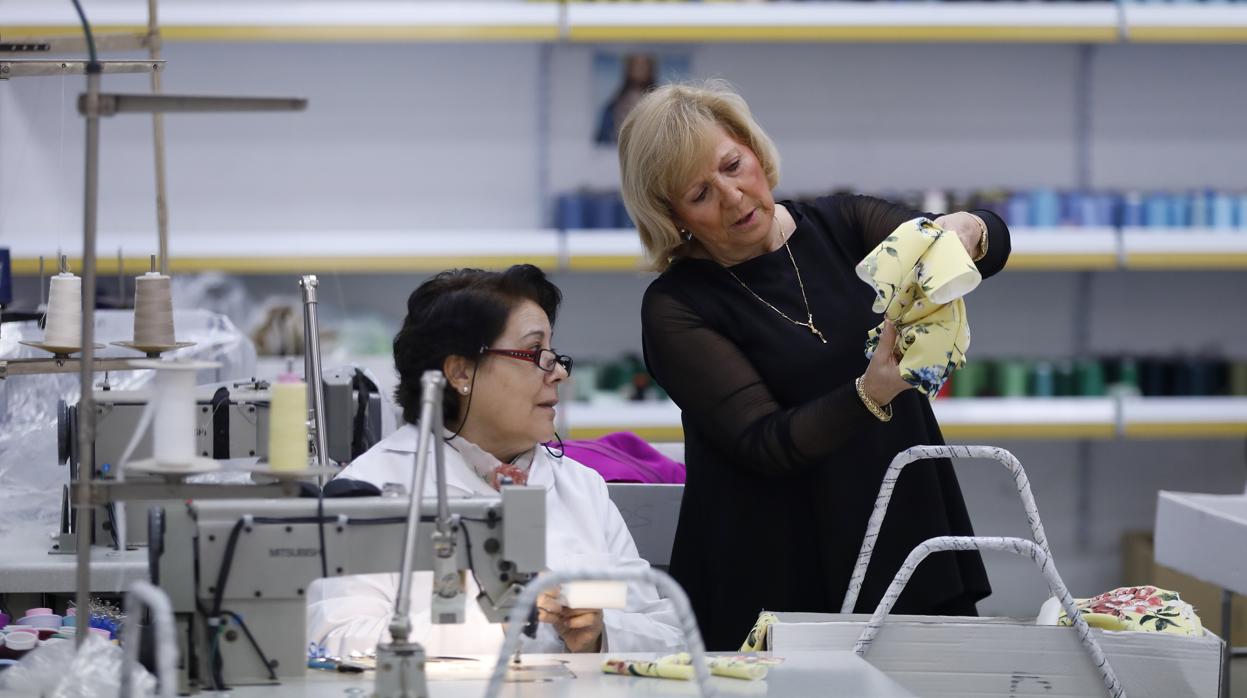 Matilde Cano, en el taller de la empresa con una trabajadora