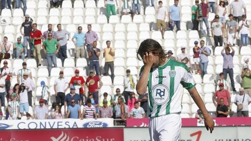 René Krhin abandona el césped desolado, ante la mirada de una afición hundida - VALERIOI MERINO