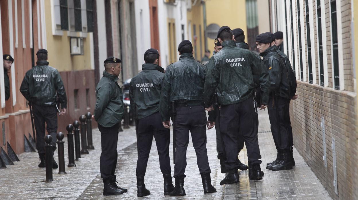 Agentes de la Guardia Civil en el registro de la sede de UGT Andalucía en Sevilla