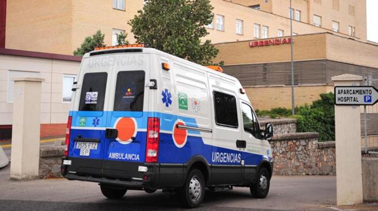 Una ambulancia a la entrada de un centro hospitalario