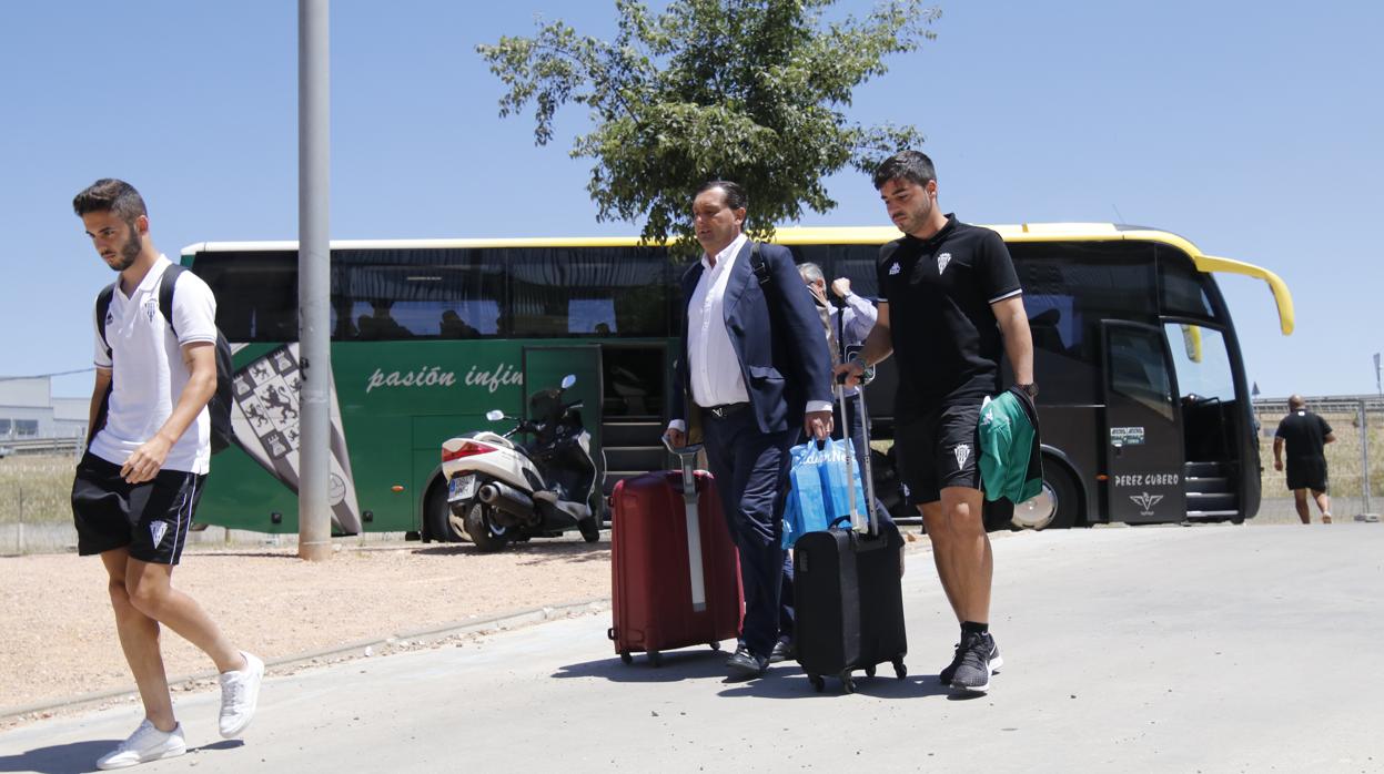 Los jugadores y dirigentes llegan al estadio tras el descenso en Las Palmas