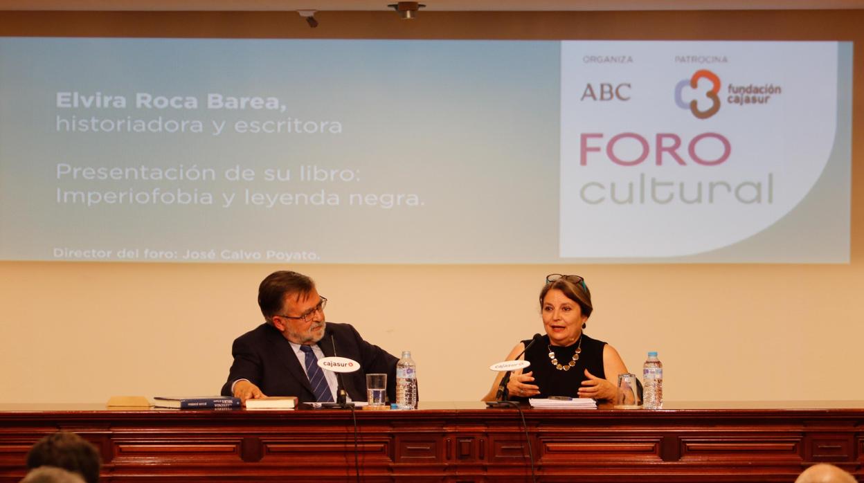 Elvira Roca Barea, con José Calvo Poyato, durante el Foro Cultural de ABC