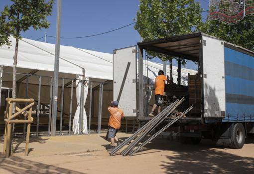 Descarga de materiales en la Feria de Córdoba en el día de ayer