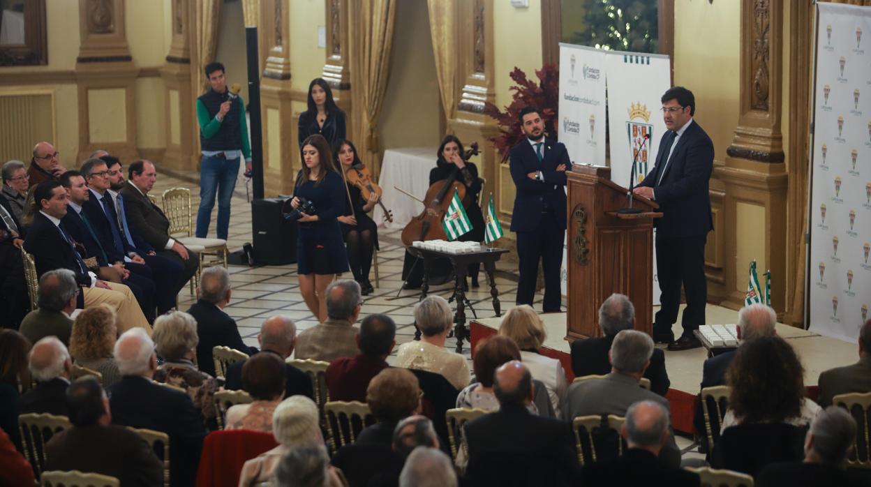 El presidente del Córdoba CF habla en un acto con los abonados más antiguos