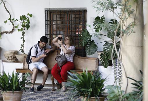 Dos visitantes en el Patio de Recibo del Palacio de Viana