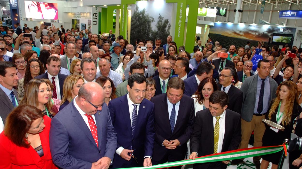 El presidente de la Junta, Juanma Moreno, ha inaugurado Expoliva
