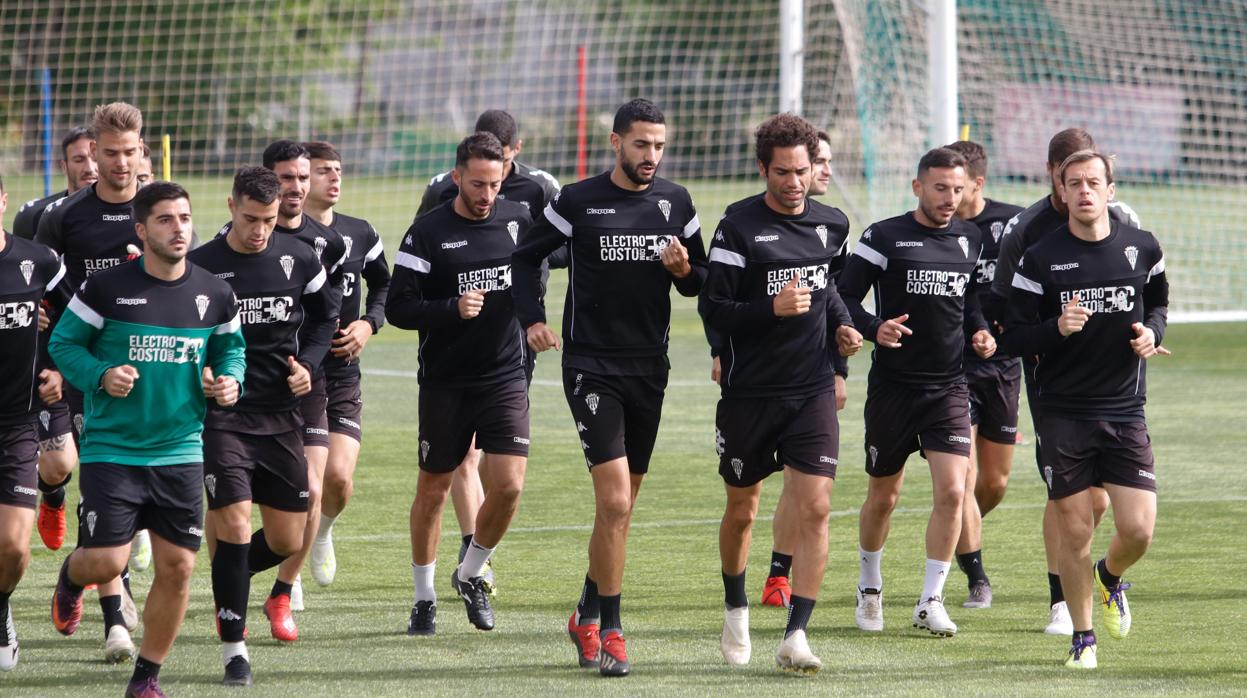 La plantilla del Córdoba CF trota en la Ciudad Deportiva Rafael Gómez