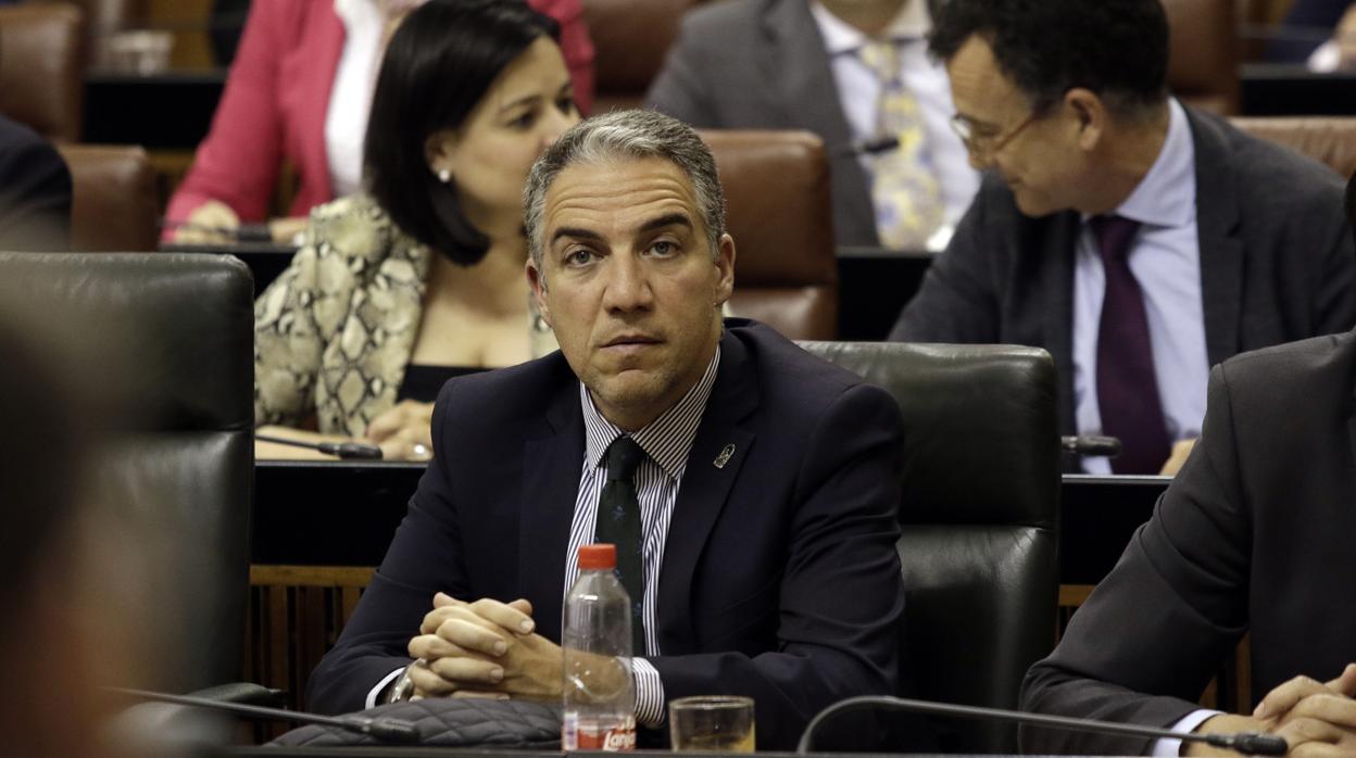 Elías Bendodo, en un pleno del Parlamento andaluz