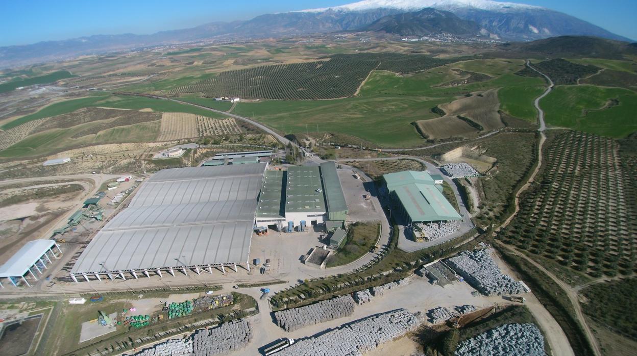 Los residuos se acumulan en la planta de reciclaje de Alhendín, una de las más importantes de Granada.