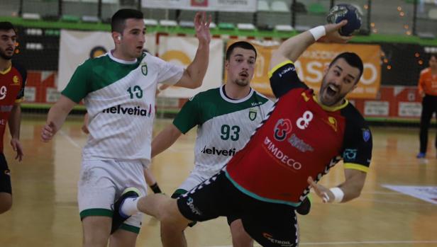 El Córdoba BM se impone al Anaitasuna B y sigue vivo en la pelea por el ascenso (28-26)