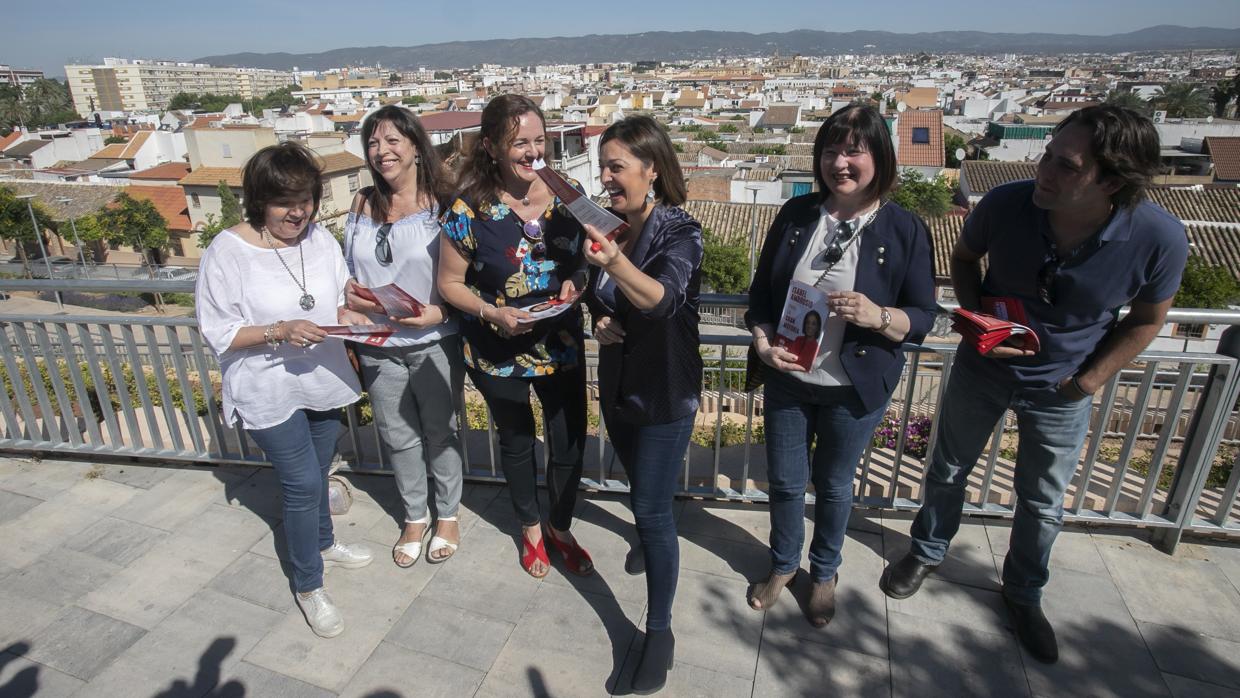 La alcaldesa junto a miembros de su equipo en el mirador de Osario Romano