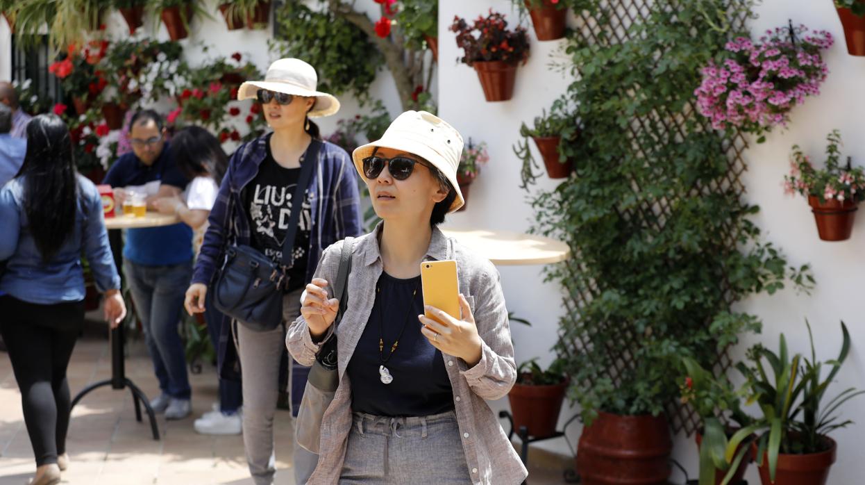 Turistas japonesas disfrutando de la fiesta de los Patios de Córdoba