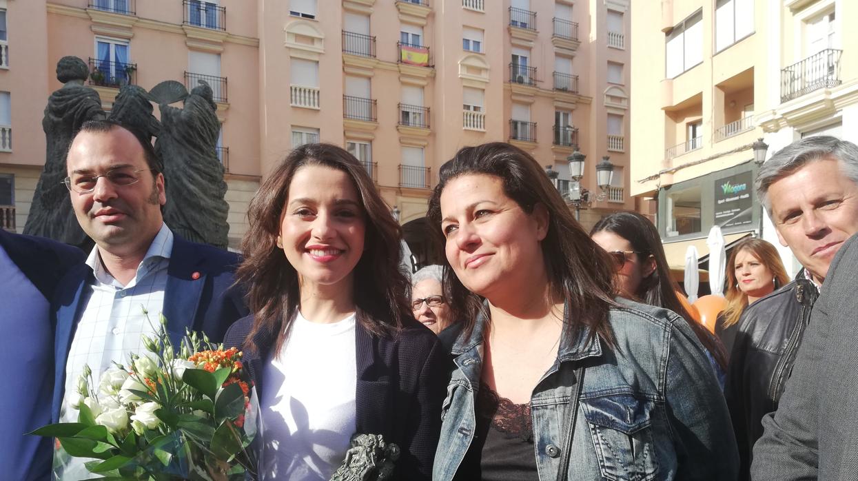 Inés Arrimadas, entre su hermana Marina y el alcaldable de La Línea de la Concepción