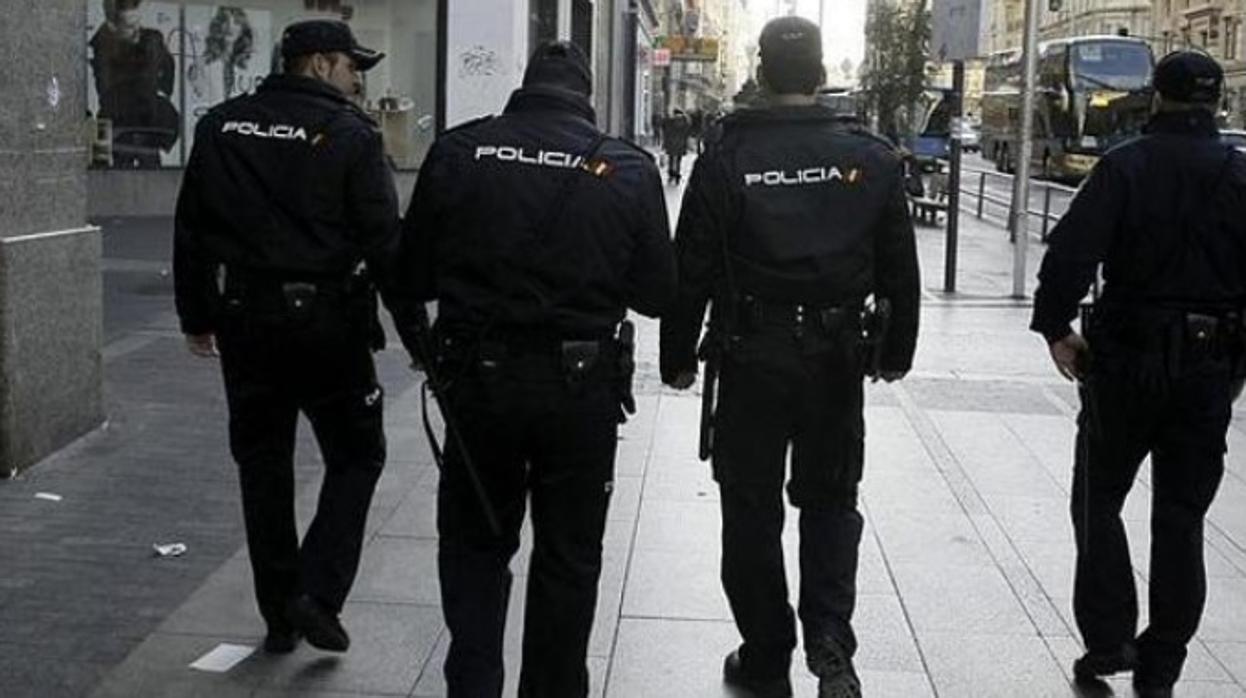 Agentes de la Policía Nacional han participacdo en la detención de 17 personas en Andalucía que se dedicaban a gestionar parejas de hecho para regularizar a extranjeros