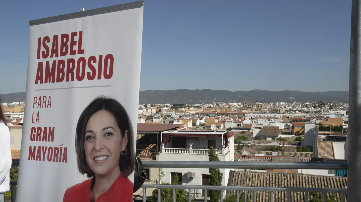 Cartel de Isabel Ambrosio para las elecciones municipales de Córdoba, en el mirador de Osario Romano
