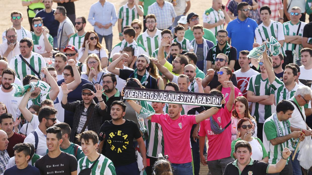 La afición protesta en la puerta 0 de El Arcángel