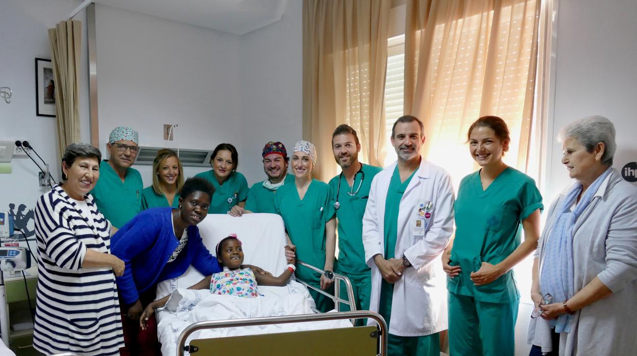 La pequeña (en el centro de la imagen) ha sido intervenida con éxito por un equipo del Hospital San Juan de Dios