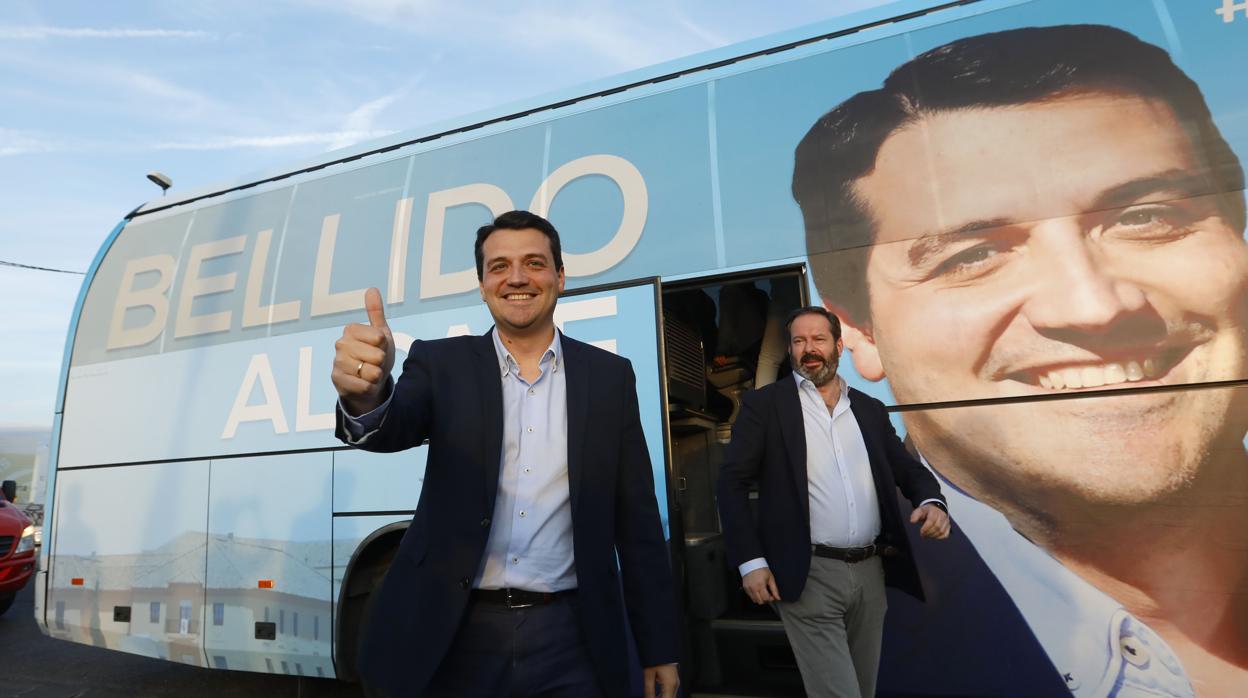 José María Bellido en su autobús de campaña
