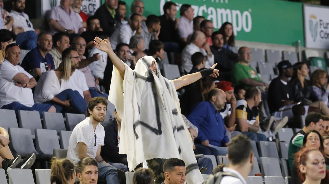 Un aficionado del Córdoba CF disfrazado de fantasma de Segunda B, que ya está aquí para el club