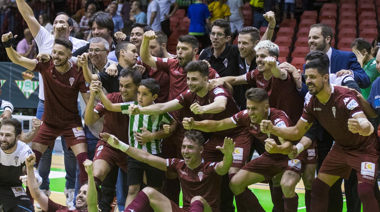 La plantilla del Córdoba CF Futsal celebra la clasificación para la final