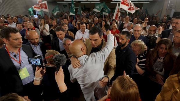 Pedro Sánchez apoya a la alcaldesa en un mitin el miércoles en Córdoba