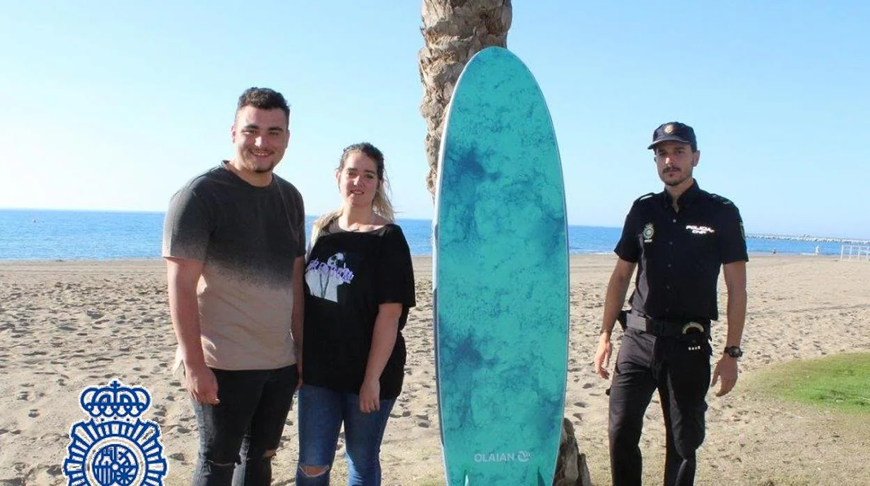 Un policía fuera de servicio salva la vida a dos jóvenes cuando hacía surf en Málaga