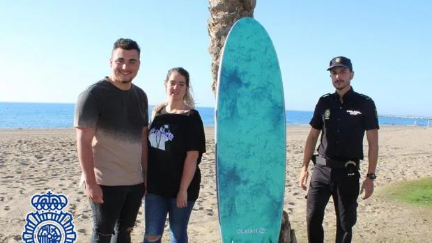 Un policía fuera de servicio salva la vida a dos jóvenes cuando hacía surf en Málaga