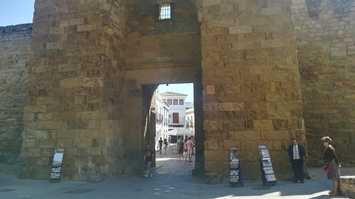 Paneles publicitarios en la Puerta de Almodóvar