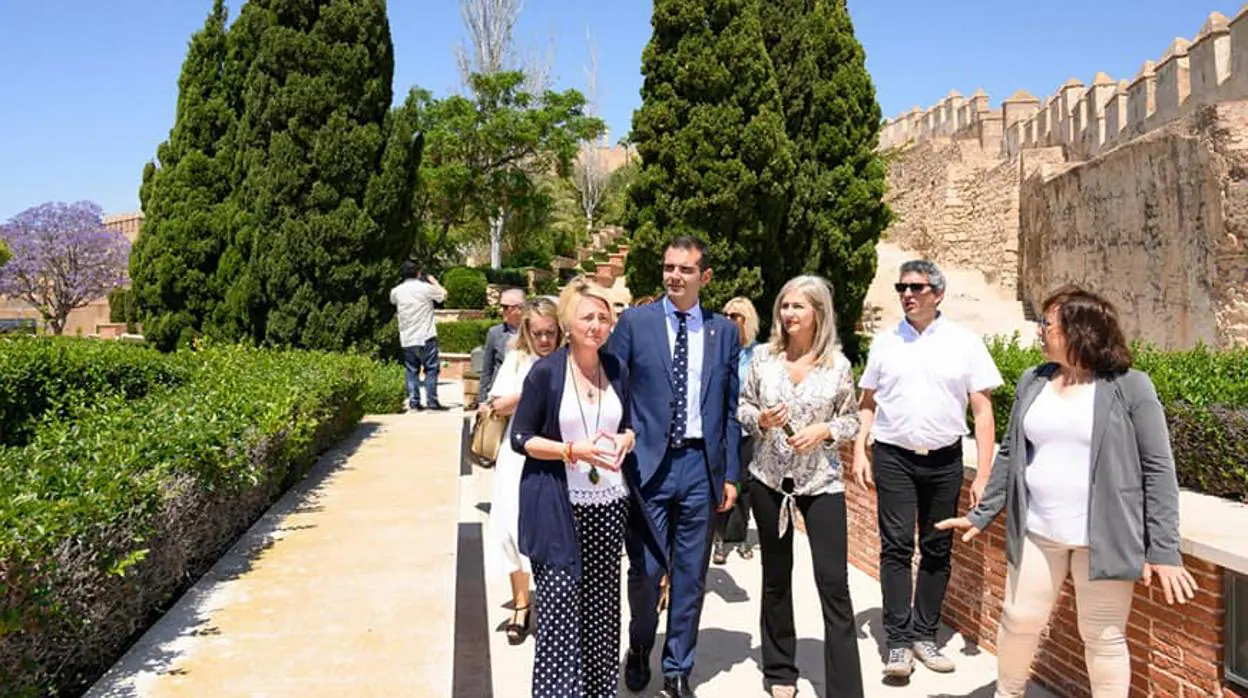 La consejera de Cultura durante su recorrido por la Alcazaba de Almería con el alcalde de la capital