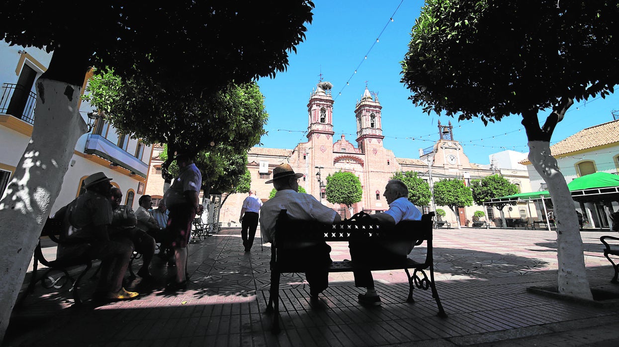 Vecinos en la Plaza Real de Fuente Palmera