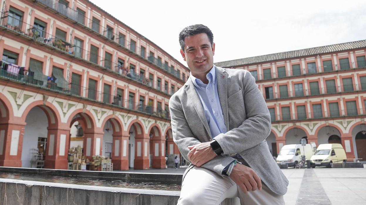 El candidato de IU, Pedro García, durante la entrevista en la Plaza de la Corredera