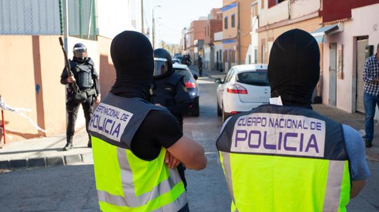 Agentes de la Policía Nacional, en los registros llevados a cabo en La Atunara
