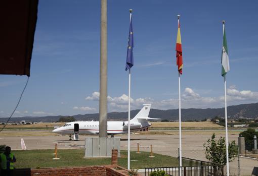 El avión en la pista mientras Sánchez ofrecía el mitin en Córdoba