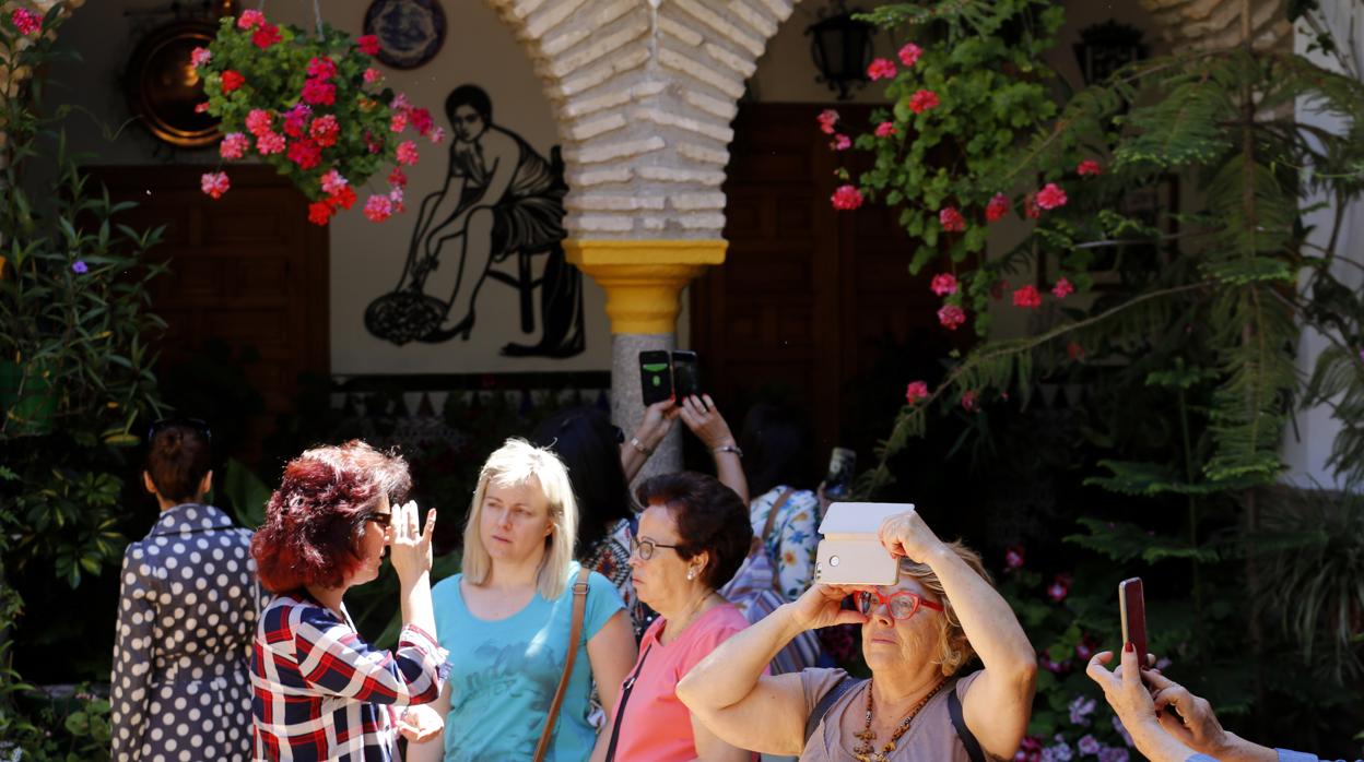 Visitantes en uno de los patios de Córdoba