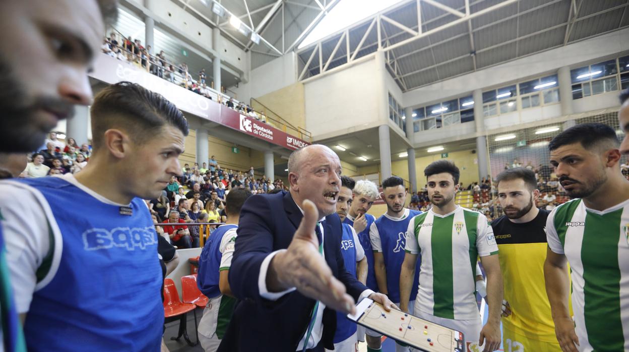 El entrenador del Córdoba Futsal, Miguel Ángel Martínez «Maca»