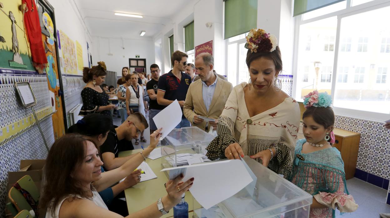 Cordobeses votando en un colegio