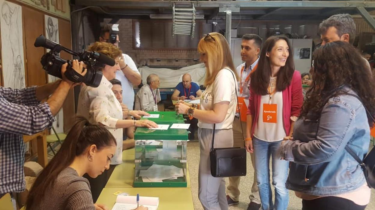 María Cantos, candidata de Ciudadanos, vota en un colegio de Jaén