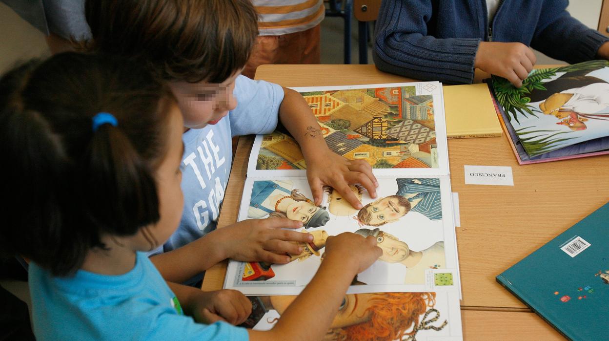 Menores entrando en un colegio en Córdoba