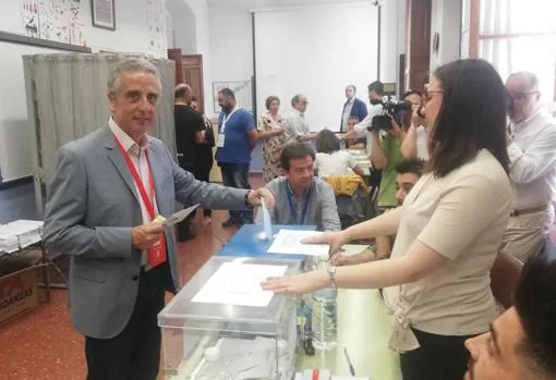 El alcalde de Lucena, Juan Pérez, ejerce su derecho al voto