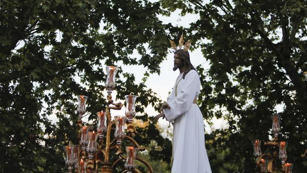 Así fue la histórica salida del Señor de la Bondad de Córdoba en el barrio de la Fuensanta