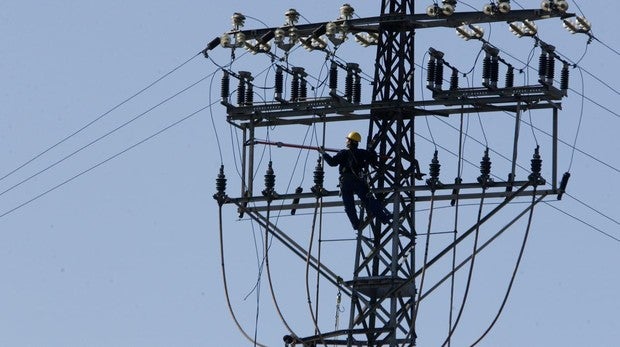 Muere un trabajador en Jaén tras chocar con un cable eléctrico y caer de una plataforma