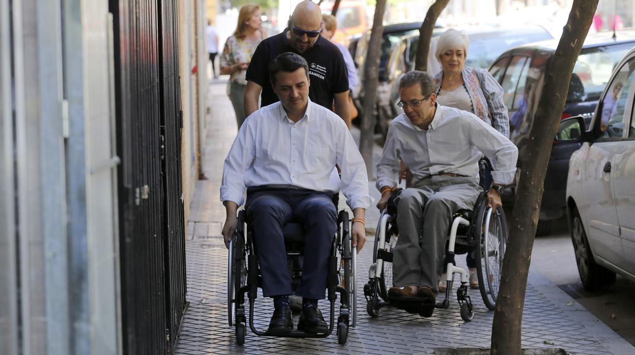 Bellido en silla de ruedas junto a Manuel Castaño en Ciudad Jardín