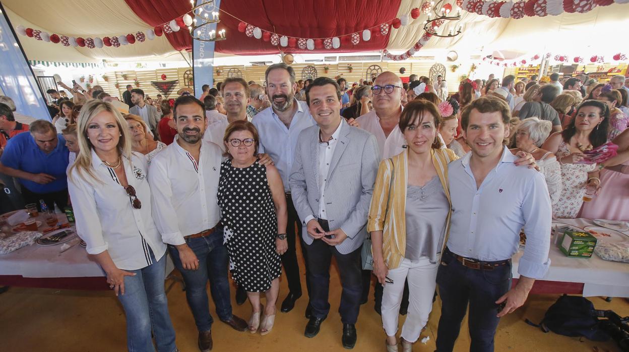 Bellido, en el centro, ayer en la Feria de Córdoba